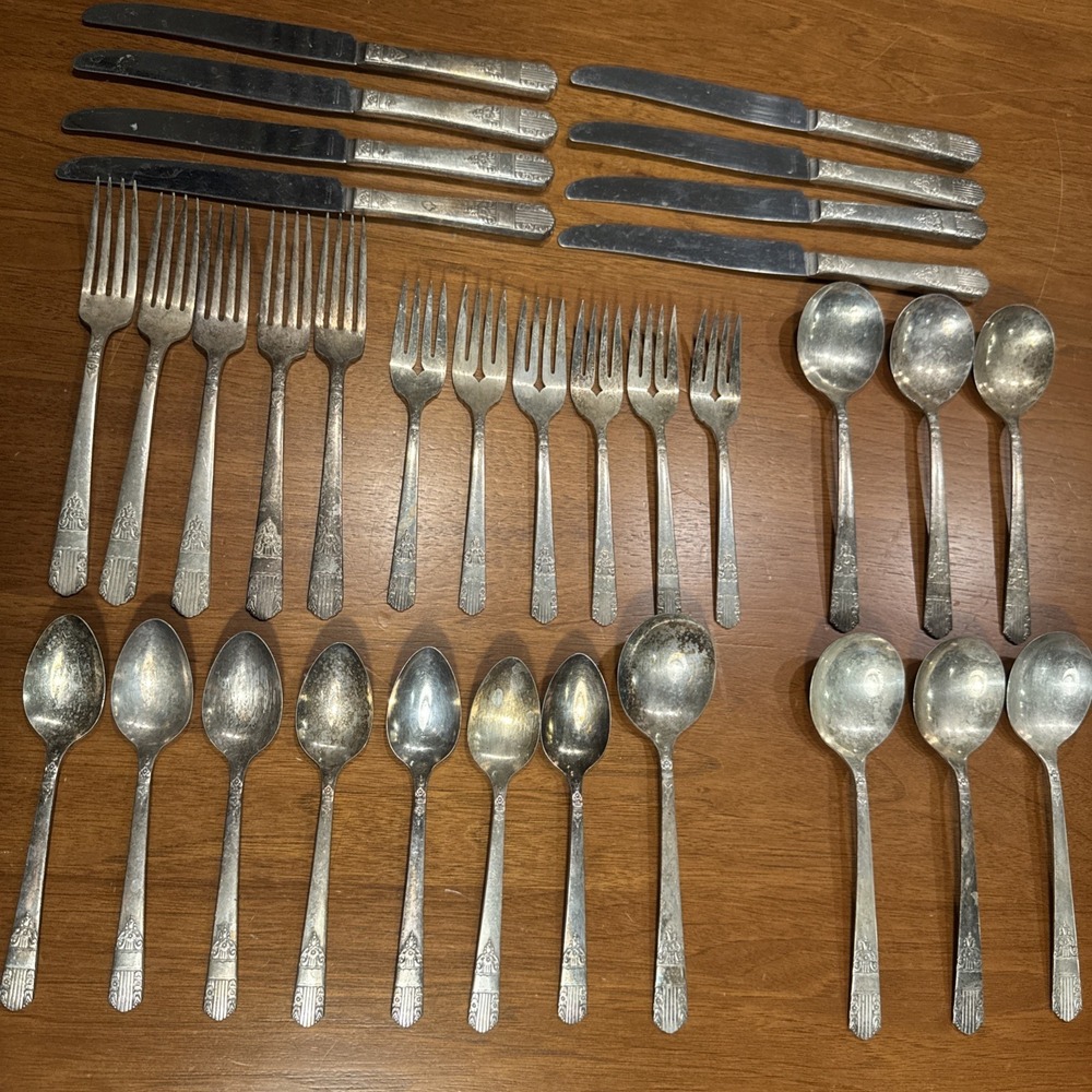 Oneida Wm A Rogers Chalice/ Harmony Silver Plate Flatware Set -  33 Pieces